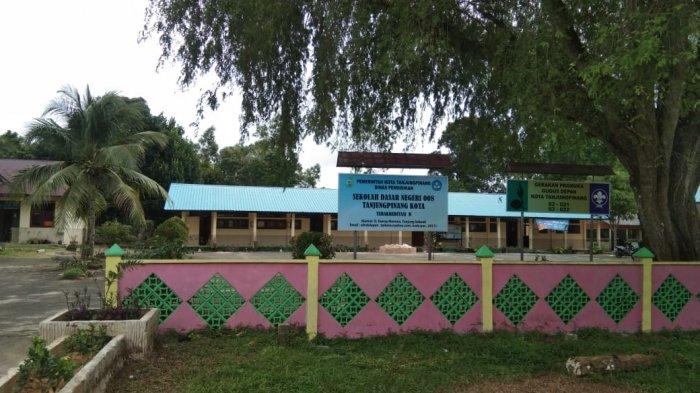 Suasana SD Negeri 008 Tanjungpinang Kota sepi. Tidak terlihat adanya aktivitas belajar tatap muka dengan siswa. Foto diambil Senin (18/1/2021)