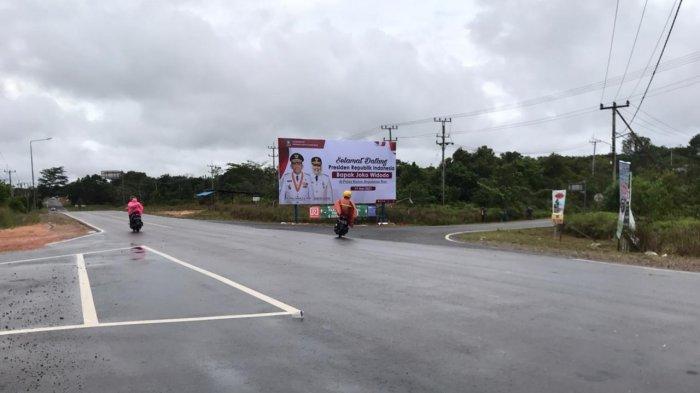 Spanduk ucapan selamat datang dari Pemprov Kepri terpampang di Simpang Empat Lagoi jelang kedatangan Presiden Jokowi ke Bintan, Selasa (18/5/2021)