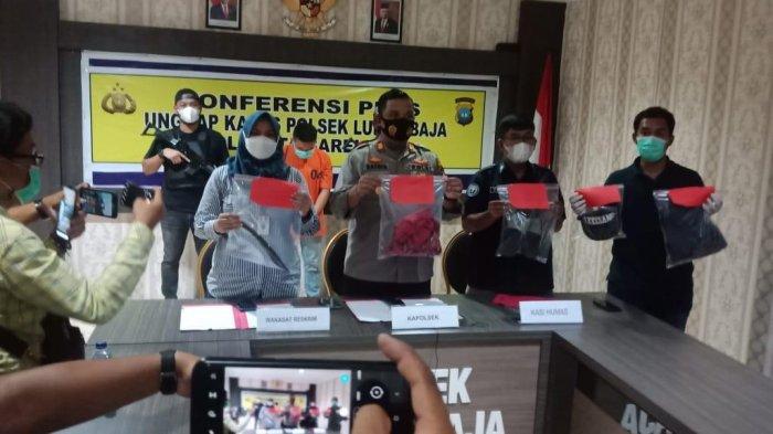 Satreskim Polresta Barelang Batam menggelar ekspose setelah berhasil mengamankan pelaku pembunuhan Budi Damanik (42) seorang penjual cendol sekaligus tukang parkir parkir di kawasan Jodoh Batam.