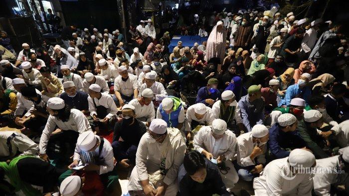 Massa pendukung Front Pembela Islam (FPI) saat menghadiri perayaan Maulid Nabi Muhammad SAW sekaligus pernikahan anak Habib Rizieq Syihab di kawasan Petamburan, Tanah Abang, Jakarta Pusat, Sabtu (14/11/2020). Pantauan Tribunnews.com di lapangan prosesi pembacaan ijab kabul menggunakan bahasa Arab dan berlangsung dengan hikmat.