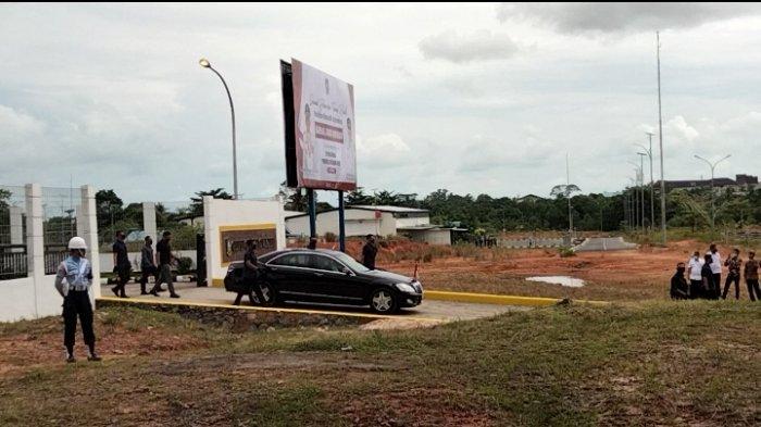 Mobil yang ditumpangi Presiden RI Joko Widodo sesaat akan meninggalkan Bandara RHF Tanjungpinang, Rabu (19/5/2021)