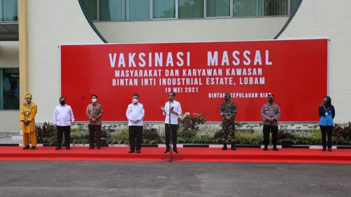 Suasana saat Presiden RI, Joko Widodo memantau pelaksanaan Vaksinasi Covid-19 di Wisma PT. BIE Kawasan Industri Seri Kuala Lobam, Bintan