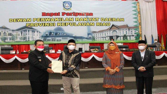 Gubernur Kepri, Ansar Ahmad saat sidang paripurna DPRD Kepri yang dipimpin oleh Wakil Ketua II Raden Hari Tjahjono di Dompak, Tanjungpinang, Kamis (19/8/2021).