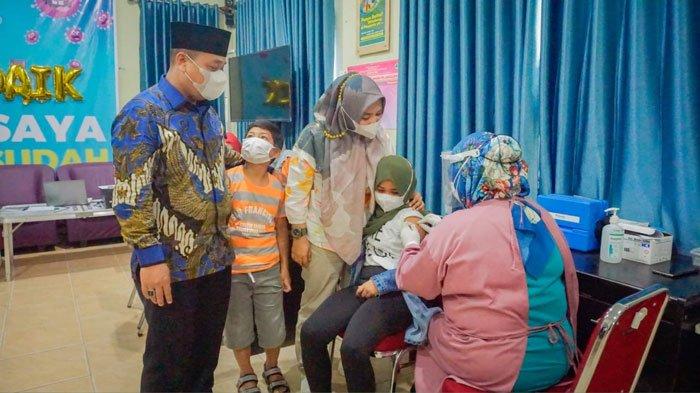 VAKSINASI ANAK-Bupati Lingga Muhammad Nizar dan istri Maratusholiha, saat mengajak anak-anaknya divaksin di Puskesmas Daik, Kecamatan Lingga, Sabtu (18/12/2021)
