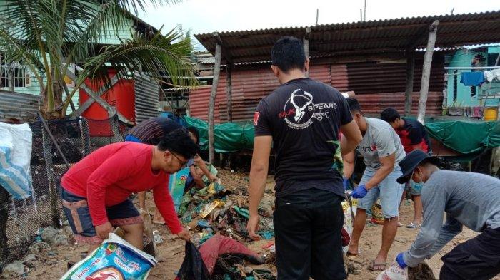 Pemuda-pemudi di Belakangpadang saat mengumpulkan sampah di pinggir pantai, Sabtu (20/6/2020)