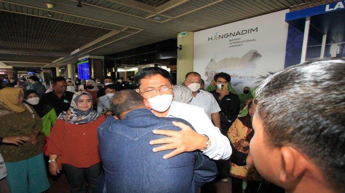 Mantan Gubernur Kepri Nurdin Basirun mendapat sambutan dari keluarga dan masyarakat di Bandara Hang Nadim Batam, Sabtu (20/8/2022)
