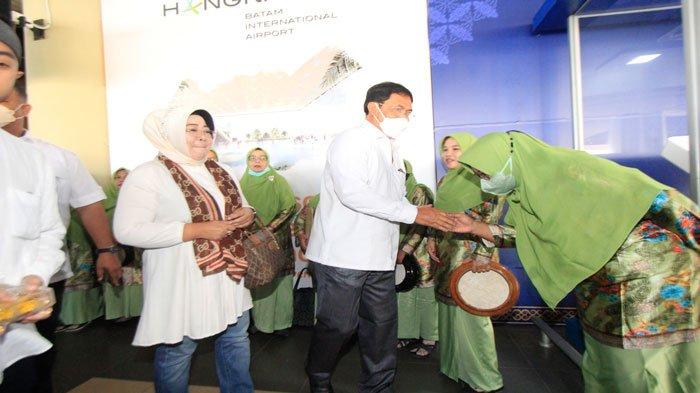 Mantan Gubernur Kepri Nurdin Basirun mendapat sambutan dari keluarga dan masyarakat di Bandara Hang Nadim Batam, Sabtu (20/8/2022)