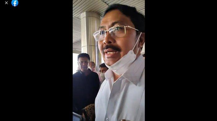 Mantan Gubernur Kepri Nurdin Basirun mengaku terharu dengan penyambutan kedatangannya di Bandara Hang Nadim Batam setelah bebas bersyarat, Sabtu (20/8/2022)