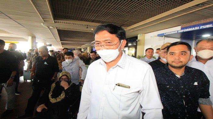 Mantan Gubernur Kepri Nurdin Basirun setelah tiba di Batam di Bandara Hang Nadim, Sabtu (20/8/2022)