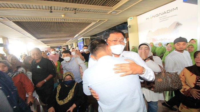 Mantan Gubernur Kepri Nurdin Basirun mendapat sambutan dari keluarga dan masyarakat di Bandara Hang Nadim Batam, Sabtu (20/8/2022)
