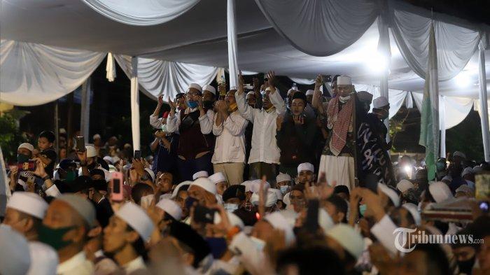 Massa pendukung Front Pembela Islam (FPI) saat menghadiri perayaan Maulid Nabi Muhammad SAW sekaligus pernikahan anak Habib Rizieq Syihab di kawasan Petamburan, Tanah Abang, Jakarta Pusat, Sabtu (14/11/2020).
