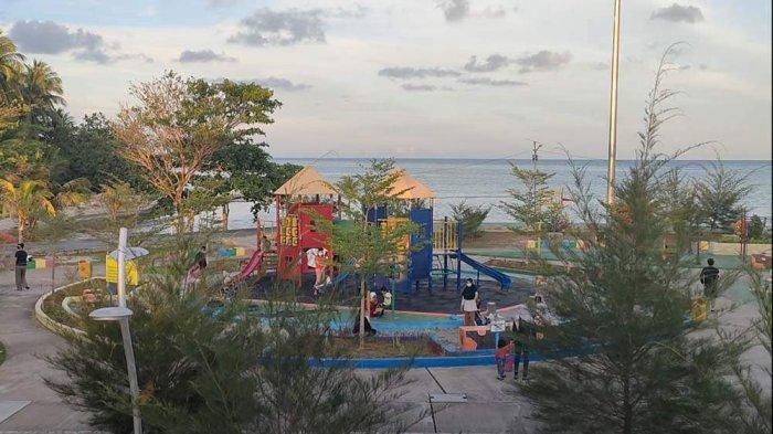 Warga menikmati suasana sore di Taman Bermain dan Olahraga Pantai Kencana Natuna