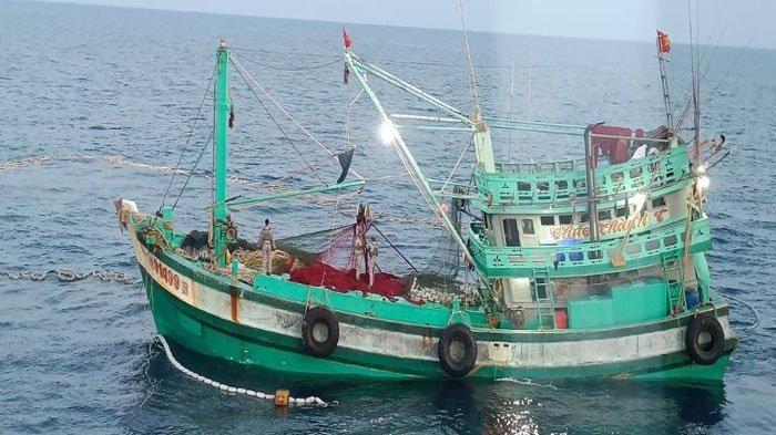 Potret kapal ikan asing Vietnam yang ditangkap personel Kapal Negara (KN) Pulau Nipah-321 Bakamla RI di perairan Natuna Utara gegara kedapatan mencuri ikan, Sabtu (20/8/2022).
