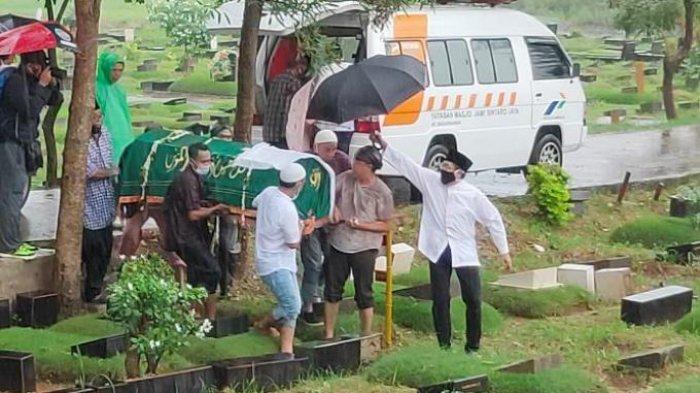 PEMAKAMAN - Prosesi Pemakaman Mendiang Ricky Yacobi di TPU Tanah Kusir, Jakarta Selatan, Sabtu (21/11/2020). (Tribunnews.com/Danang Triatmojo)