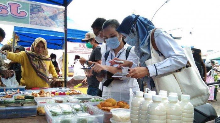 Tim BPOM Kepri melakukan sidak dengan cara mengambil sejumlah sampel makanan untuk diperiksa