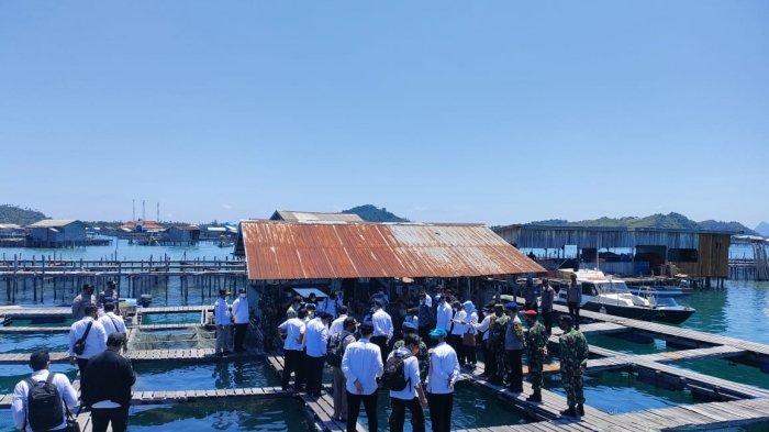 Menteri Kelautan dan Perikanan (KKP), Wahyu Sakti Trenggono dan rombongan saat meninjau budidaya ikan napoleon dan kerapu di Pulau Sedanau, Kecamatan Bunguran Barat, Kabupaten Natuna, Kepri, Kamis (22/4/2021).