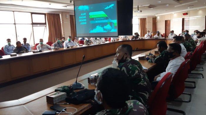 SOSIALISASI - Sosialisasi Permenkumham No.26 Tahun 2020 tentang visa dan izin tinggal adaptasi kebiasaan baru di Ruang Rapat Hang Nadim lantai IV Gedung Pemko Batam. Peraturan ini punya andil saat penerapan Travel Corridor Arrangement antara Indonesia-Singapura yang rencananya berlaku 26 Oktober 2020