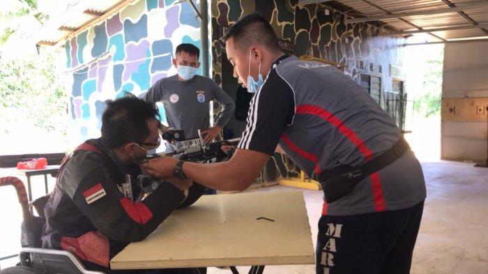 LATIH TEMBAK - Hamzah, atlet menembak yang punya cacat fisik sedang mengikuti latihan menembak di Lapangan Tembak Marinir Kota Tanjungpinang.