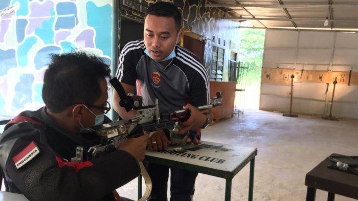LATIH TEMBAK - Hamzah mengikuti latihan menembak di Lapangan Tembak Marinir Kota Tanjungpinang.