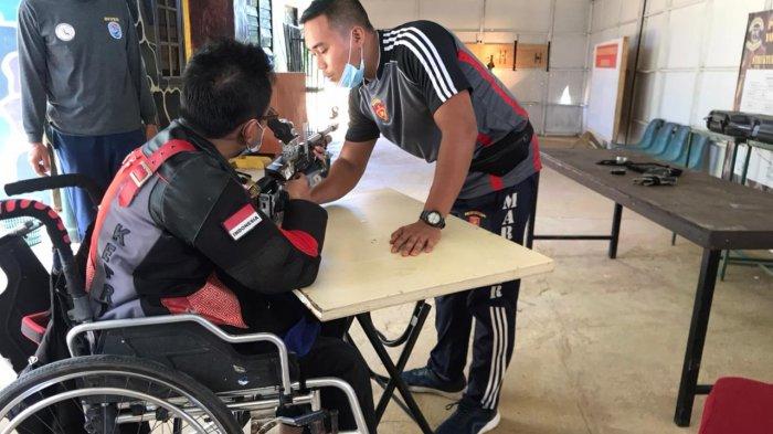 LATIH TEMBAK - Hamzah mengikuti latihan menembak di Lapangan Tembak Marinir Kota Tanjungpinang.