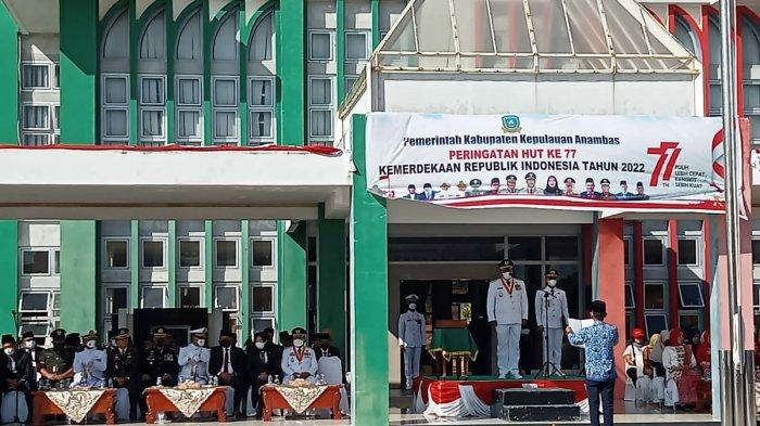 Pembacaan naskah pembukaan Undang-Undang Dasar 1945 oleh seorang pegawai pemerintahan Kabupaten Kepulauan Anambas pada upacara HUT ke-77 Republik Indonesia, Rabu (17/8/2022).