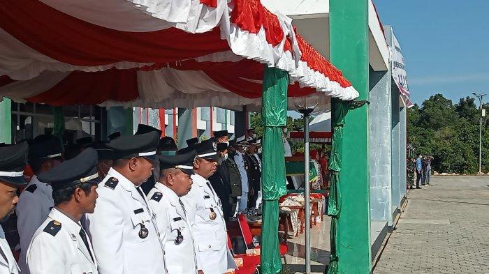 Potret perangkat desa/kelurahan dan kecamatan sebagai peserta upacara dalam rangka memperingati HUT ke-77 RI tingkat Kabupaten Kepulauan Anambas, Rabu (17/8/2022).