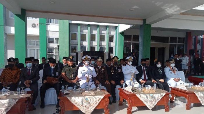 Potret jajaran Forum Koordinasi Pimpinan Daerah (Forkopimda) bersama sejumlah kepala Organisasi Perangkat Daerah (OPD) Kepulauan Anambas tampak hadir mengikuti upacara HUT ke-77 Republik Indonesia, di Kantor Bupati Kepulauan Anambas, Rabu (17/8/2022).