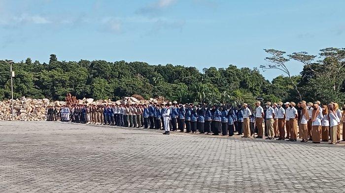 Peserta upacara HUT ke-77 Kemerdekaan Republik Indonesia tingkat Kabupaten Kepulauan Anambas terdiri dari pleton I TNI/POLRI, pleton 2 Satpol PP Damkar, pleton 3 ASN, pleton 4 Siswa/Siswi, pleton 5 Pramuka