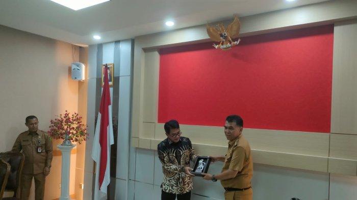 Penyerahan Cinderamata dari LPP TVRI Kepada Pemerintah Kabupaten Natuna dan dari Pemerintah Kabupaten Natuna kepada TVRI.