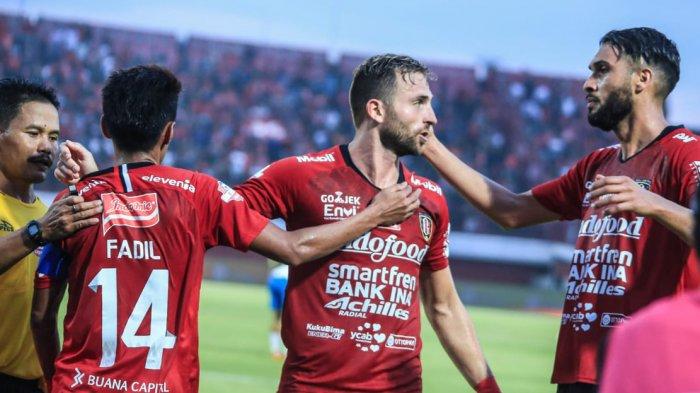 Striker Bali United Ilija Spaosjevic melakukan selebrasi dengan rekannya usai cetak gol kemenangan atas PSIS Semarang, Bali United pimpin klasemen di pekan ke 5