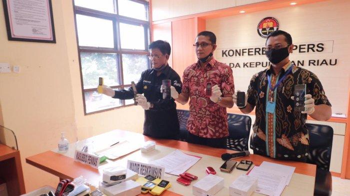 Pengungkapan kasus ribuan handphone black market oleh Subdit I Ditreskrimsus Polda Kepri, beberapa waktu lalu. Saat ini polisi masih memeriksa saksi-saksi