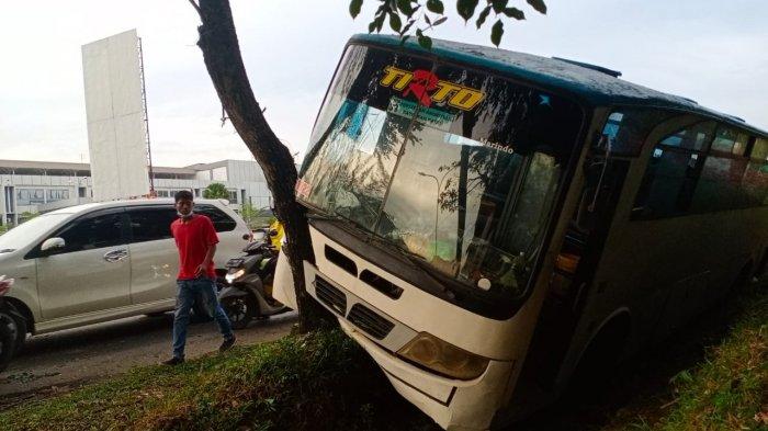 Mobil bus yang mengalami kecelakaan tunggal di ruas Jalan Jenderal Sudirman Batam, Kamis (24/12/2020)