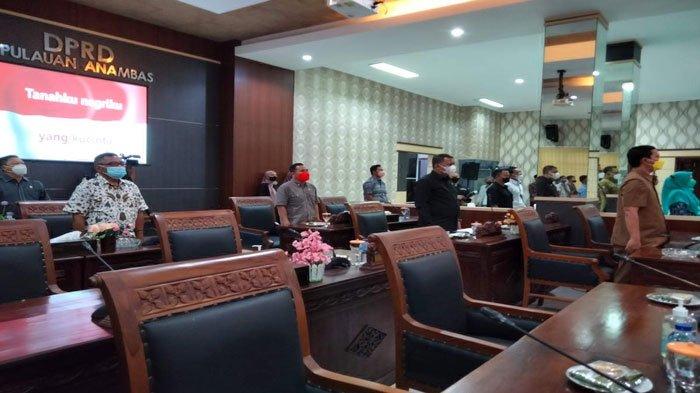 Peserta rapat paripurna menyanyikan lagu Indonesia Raya