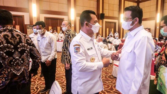 Bupati Bintan Apri Sujadi bertemu dengan Gubernur Kepri, Ansar Ahmad ketika Rakor Pencegahan Korupsi Pemerintah Daerah se Provinsi Kepri di Aula Wan Seri Beni, Dompak, Rabu (24/3/2021)