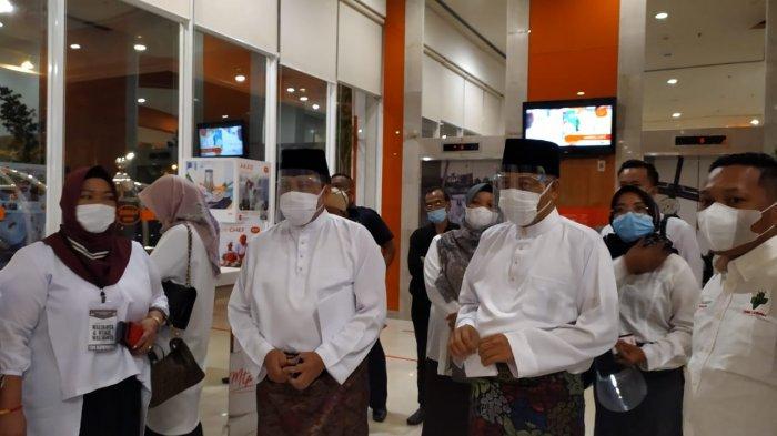KOMPAK PAKAI BAJU MELAYU - Calon Wali Kota Batam, Lukita Dinarsyah Tuwo dan Calon Wakil Wali Kota Batam, Abdul Basyid kompak mengenakan baju Melayu warna putih untuk menghadapi debat calon Wali Kota Batam, Rabu (25/11/2020) malam.