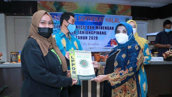 Wali Kota Tanjungpinang, Rahma saat menyerahkan sertifikasi halal bagi Industri Kecil Menengah (IKM) di Tanjungpinang, baru-baru ini
