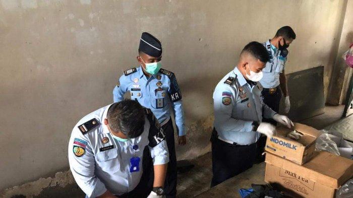 Kepala Pengamanan Rutan (KPR) Batam, Ismail saat memimpin petugas keamanan di tengah warga binaan, beberapa waktu lalu