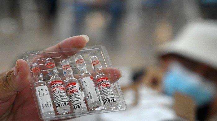 A nurse shows a vial of the Sputnik-V vaccine against COVID-19 in Tegucigalpa, on August 19, 2021.Orlando SIERRA/AFP