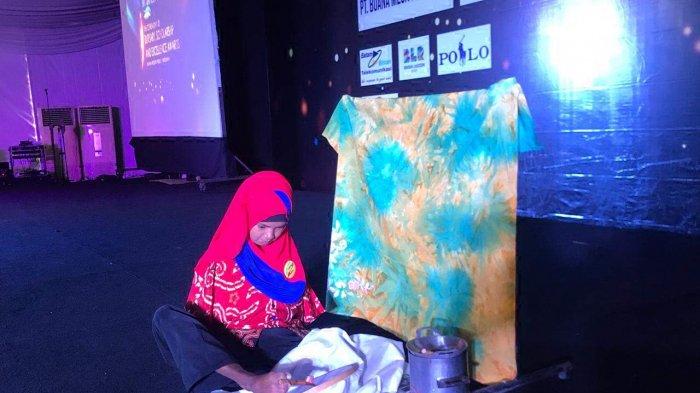 Andi Rinawati (24) gadis yang merupakan penyandang disabilitas membatik di acara kegiatan pemberian beasiswa dari PT. BRC Bintan beberapa hari lalu.