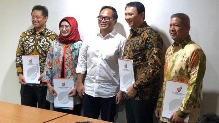 Basuki Tjahaja Purnama (BTP) alias Ahok menerima SK sebagai Komisaris Utama Pertamina, di Kementerian Badan Usaha Milik Negara (BUMN), Jakarta Pusat, Senin (25/11/2019)