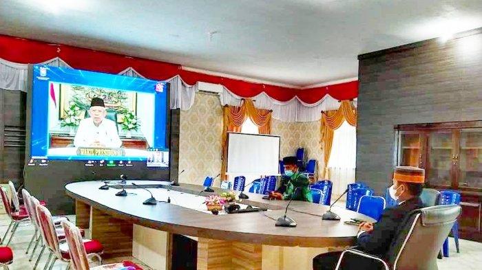 Wabup Lingga, Neko Wesha Pawelloy mengikuti agenda peringatan Setengah Abad Hari Otonomi Daerah (OTDA) XXV tahun 2021 secara virtual, di Kantor Bupati Lingga, Daik, Kecamatan Lingga, Kabupaten Lingga, Senin (26/4/2021).
