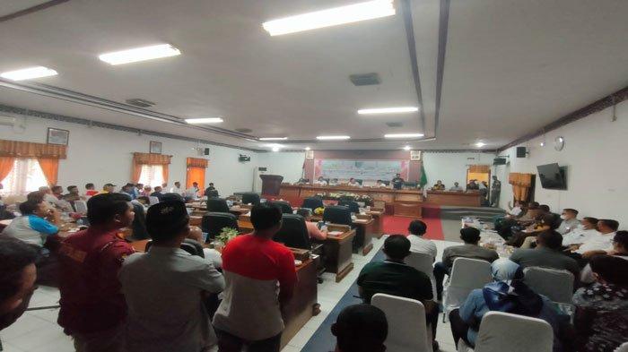 RDP terkait tambang pasir kuarsa di Ruang Rapat Paripurna DPRD Natuna, Kecamatan Bunguran Timur, Kabupaten Natuna, Jumat (27/5/2022). RDP dipimpin Ketua DPRD Natuna Daeng Amhar