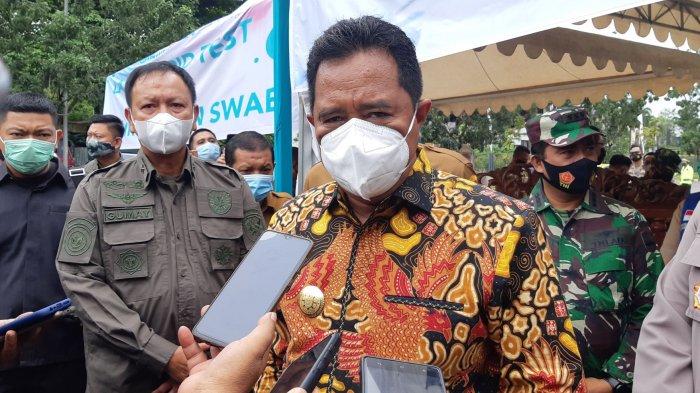 PJS GUBERNUR KEPRI - Penjabat Sementara (Pjs) Gubernur Kepri, Bahtiar Baharuddin meminta Pemerintah Kota (Pemko) menambah fasilitas pemeriksaan hasil swab test Covid-19 di Batam