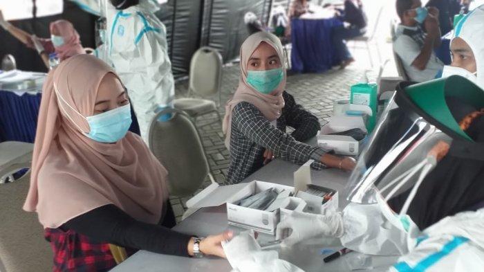 RAPID TEST - Panitia Pilkada Kepri di Tanjungpinang menjalani rapid test Covid-19 jelang pencoblosan suara