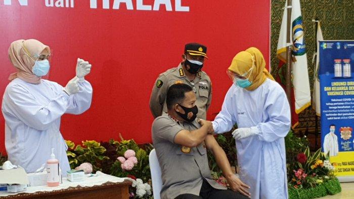 Kapolda Kepri Irjen pol Aris Budiman bersama pejabat level tingkat provinsi Kepri kembali divaksin covid-19 tahap dua di gedung daerah Tanjungpinang.