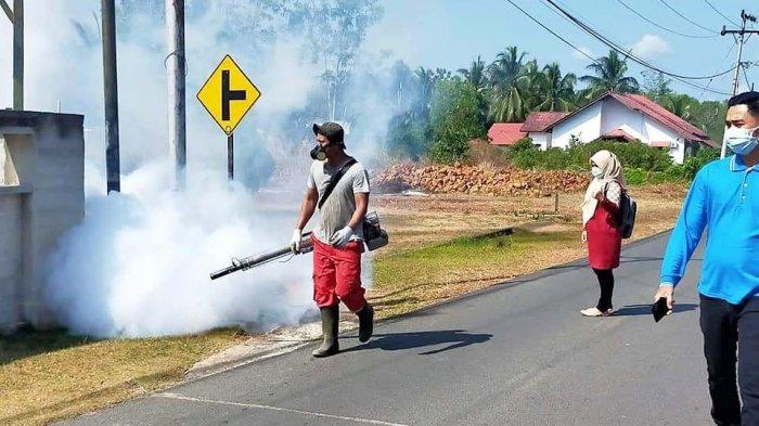 Tim Surveilans UPT Puskesmas Dabo Lama lakukan kegiatan penanggulangan DBD di wilayah Kelurahan Dabo, Kecamatan Singkep, Kabupaten Lingga, Minggu (28/2/21)