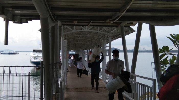 Penumpang di Pelabuhan Domestik Sekupang Batam, Rabu (28/4/2021)