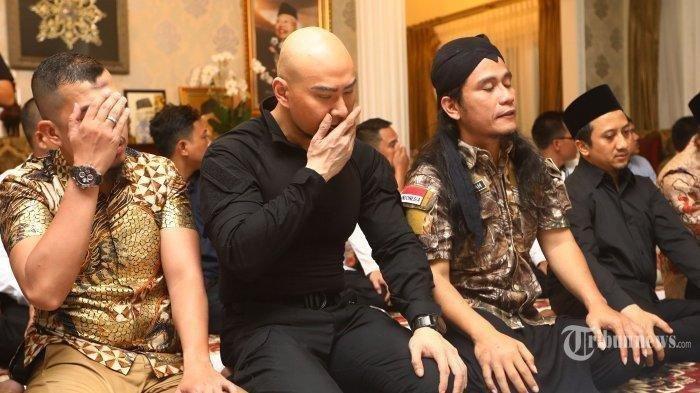 Deddy Corbuzier bersama Gus Miftah dan Ustadz Yusuf Mansur saat salat