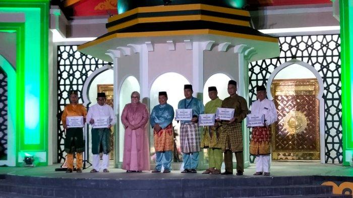 Wakil Gubernur Kepri Marlin Agustina menyerahkan bantuan kepada sejumlah tujuh kabupaten/kota di sela-sela penutupan MTQ ke IX Provinsi Kepri.