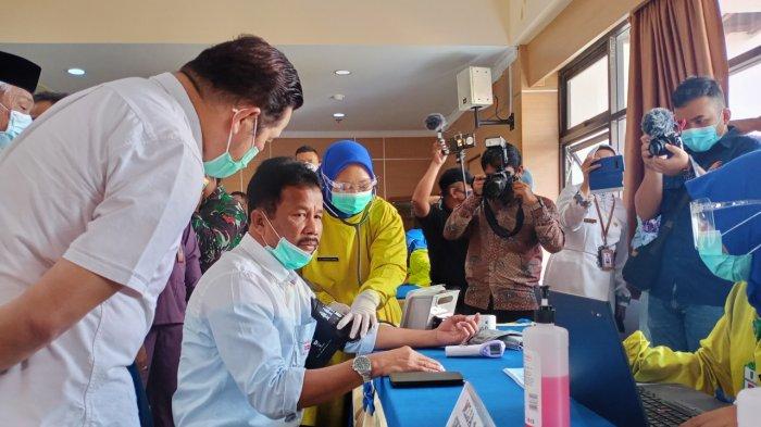 Walikota Batam, Muhammad Rudi menghadiri vaksinasi covid-19 tahap II, Jumat (29/1/2021).